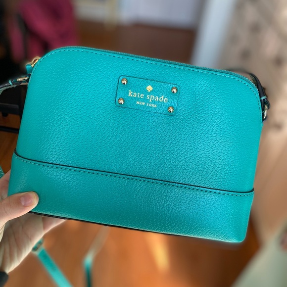 kate spade Handbags - Practically NEW Kate Spade Crossbody Bag